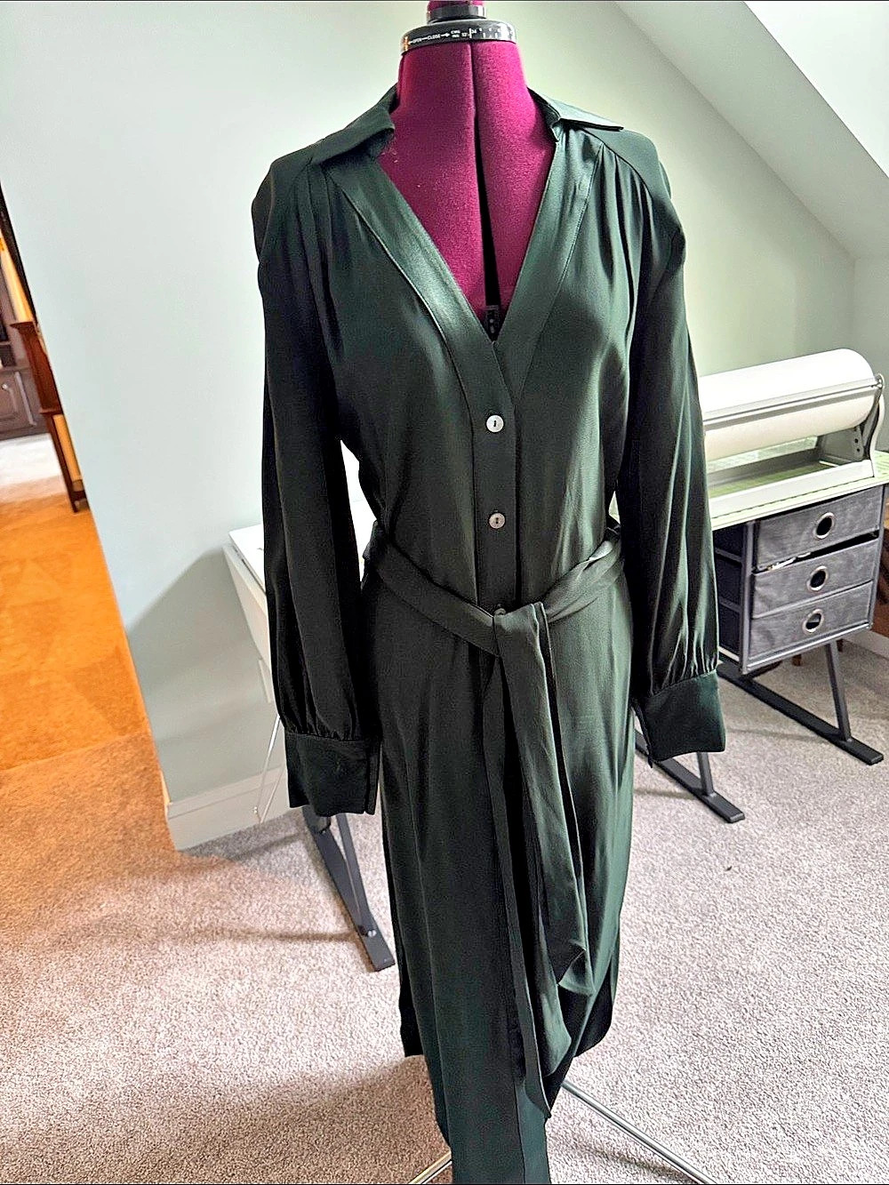 BR Long Sleeve Midi Dress in Green Size Medium